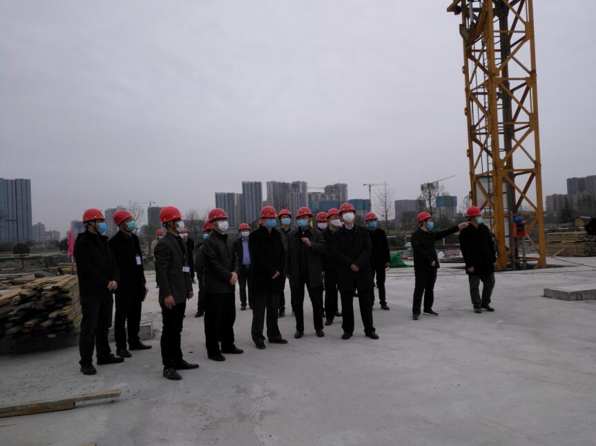 尊龙凯时集团党委书记、董事长任丁率队 赴金牛宾馆检查工程复工工作
