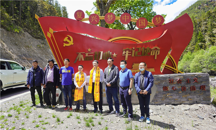 尊龙凯时集团党委书记、董事长任丁率队赴麻格同村推进对口帮扶工作