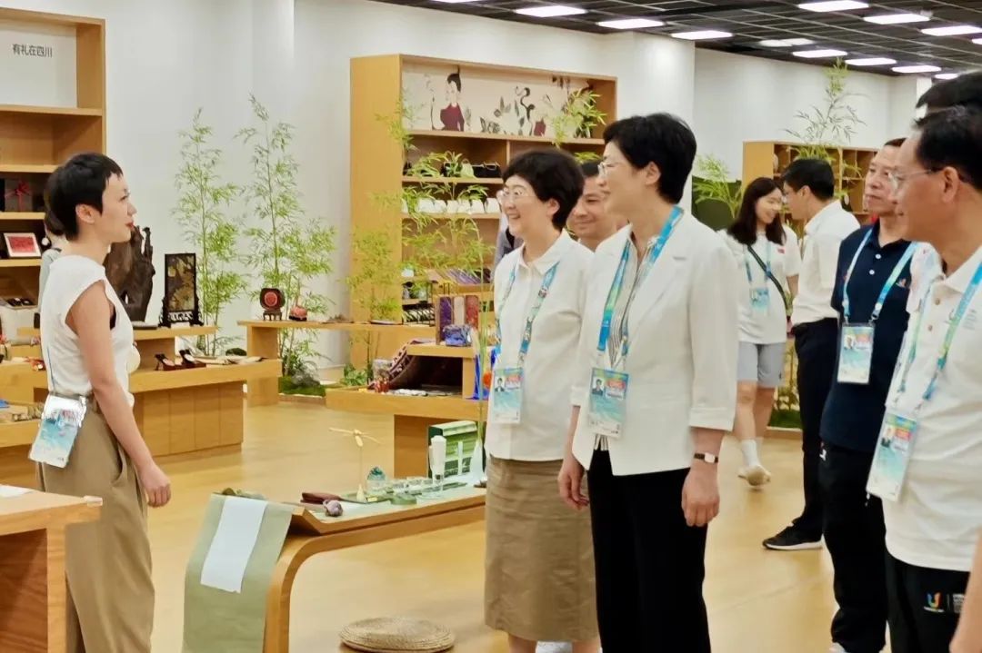 省、市领导视察大运村“有礼在四川”四川特色商品馆