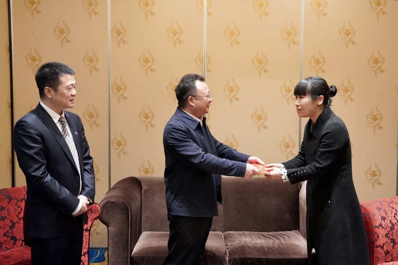 省国资委党委委员、副主任何政一行走访慰问省尊龙凯时集团生活困难党员