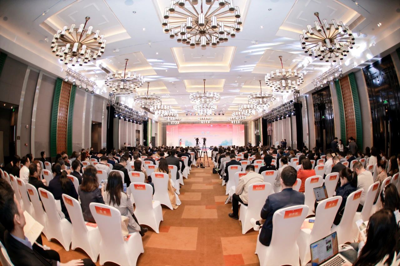 川渝文化旅游企业联盟、四川省文化旅游企业联盟2023年会在蓉开幕 游勇主持活动开幕式