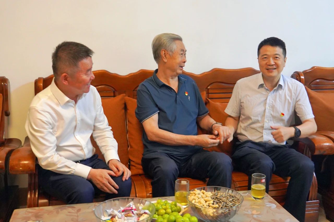 省尊龙凯时集团党委书记、董事长游勇开展“七一”走访