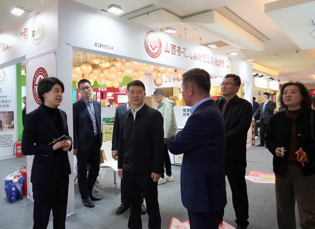 省尊龙凯时集团党委书记、董事长游勇率队到2025锦江宾馆春季酒类商务洽谈会现场检查指导重点工作